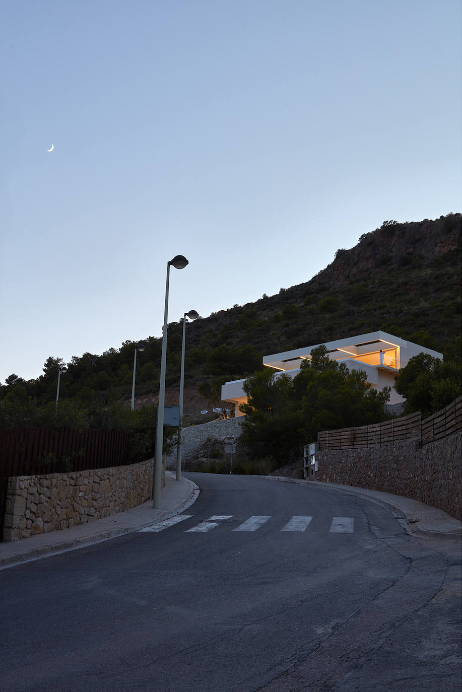 La urbanización Monasterios está ubicada en una de las laderas de las estribaciones de la Sierra Calderona con vistas al mar.