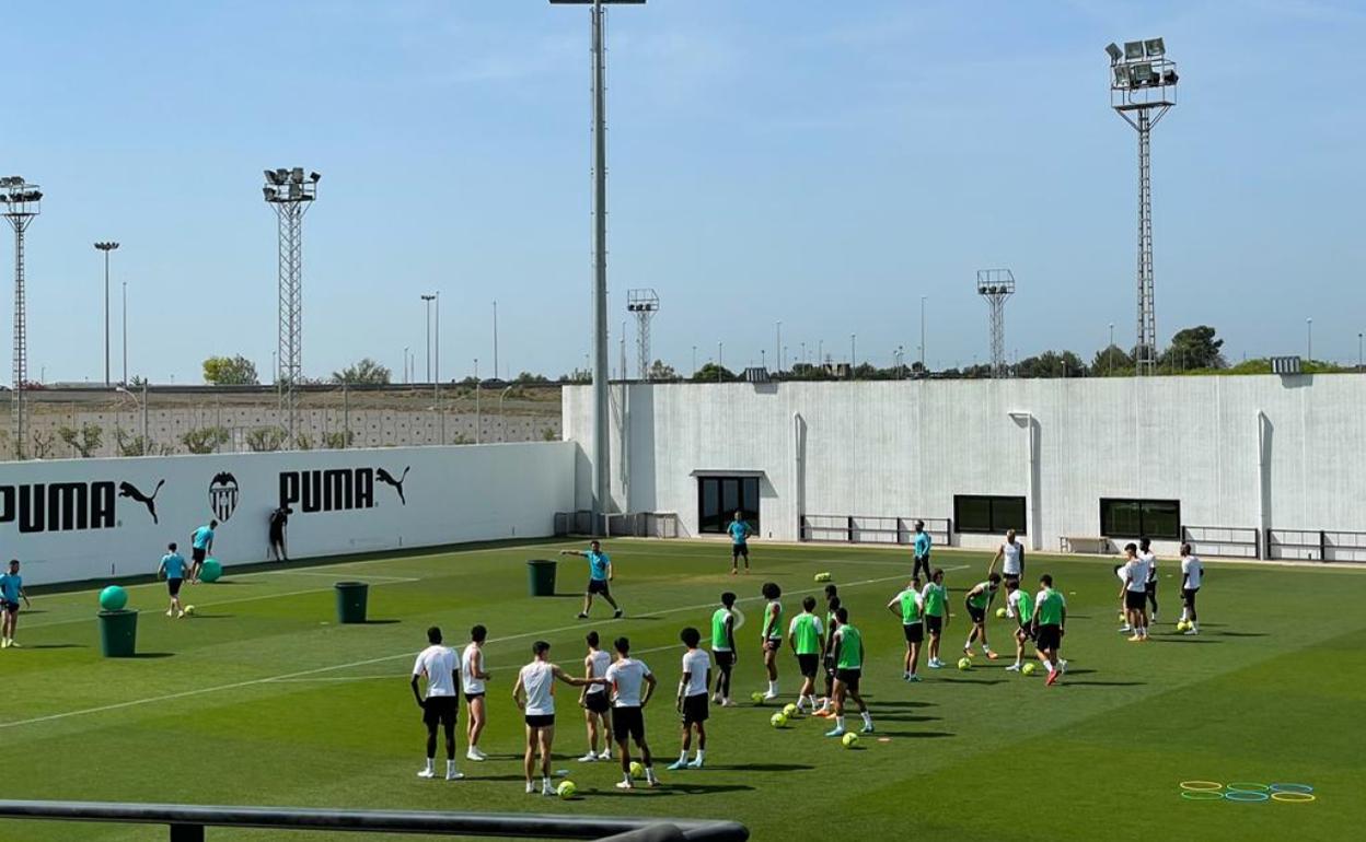 Jugadores del Valencia, ejercitándose en la Ciudad Deportiva de Paterna. 