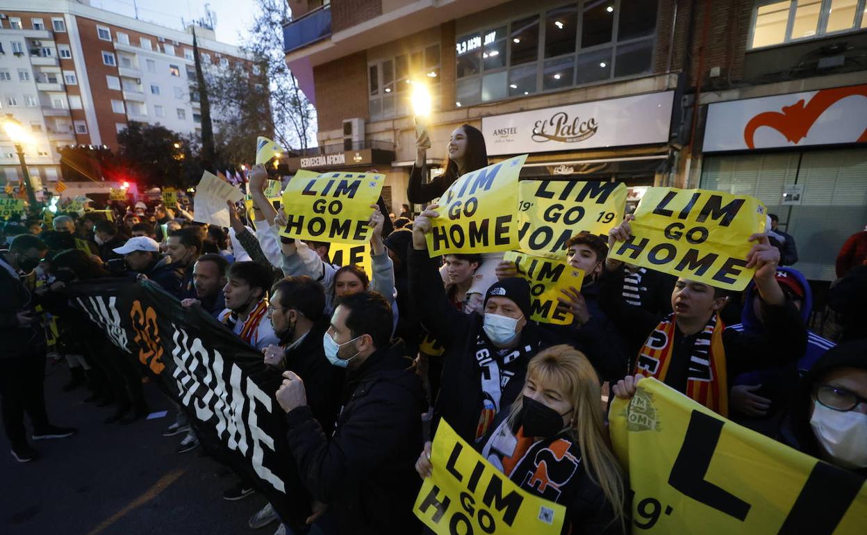 Una de las protestas en la puerta de Mestalla. 