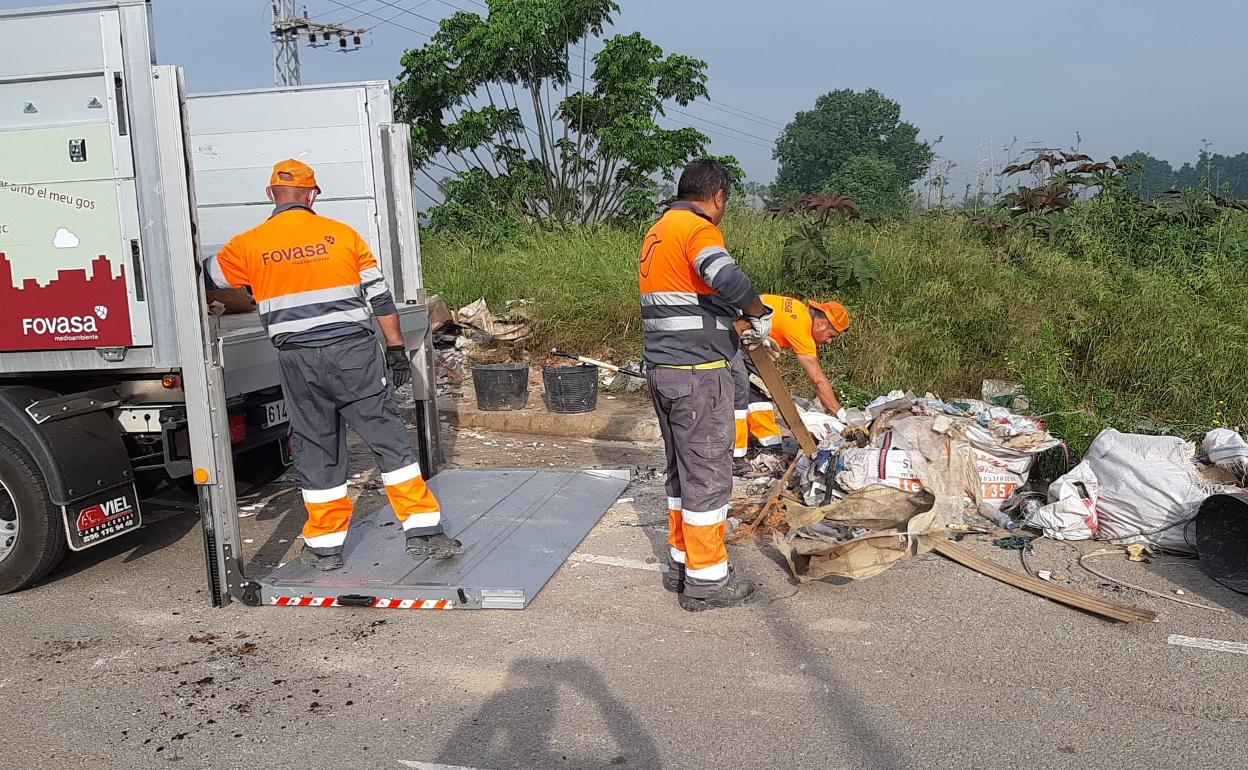 Trabajadores retiran escombros de un punto de la ciudad. 