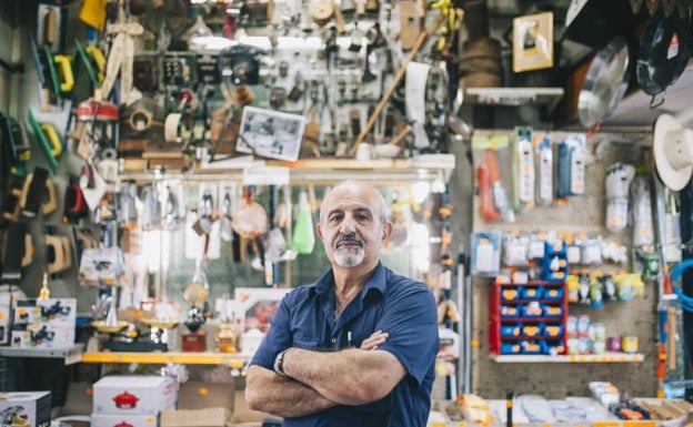 José Luis Castro en el interior de la ferretería.