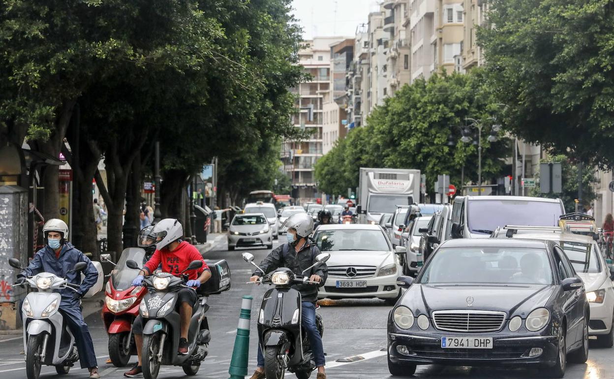 Decenas de vehículos en la calle Colón.