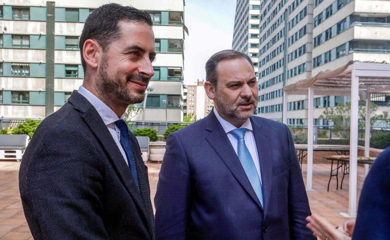 Carlos Fernández Bielsa y José Luis Ábalos, este viernes en Valencia. 