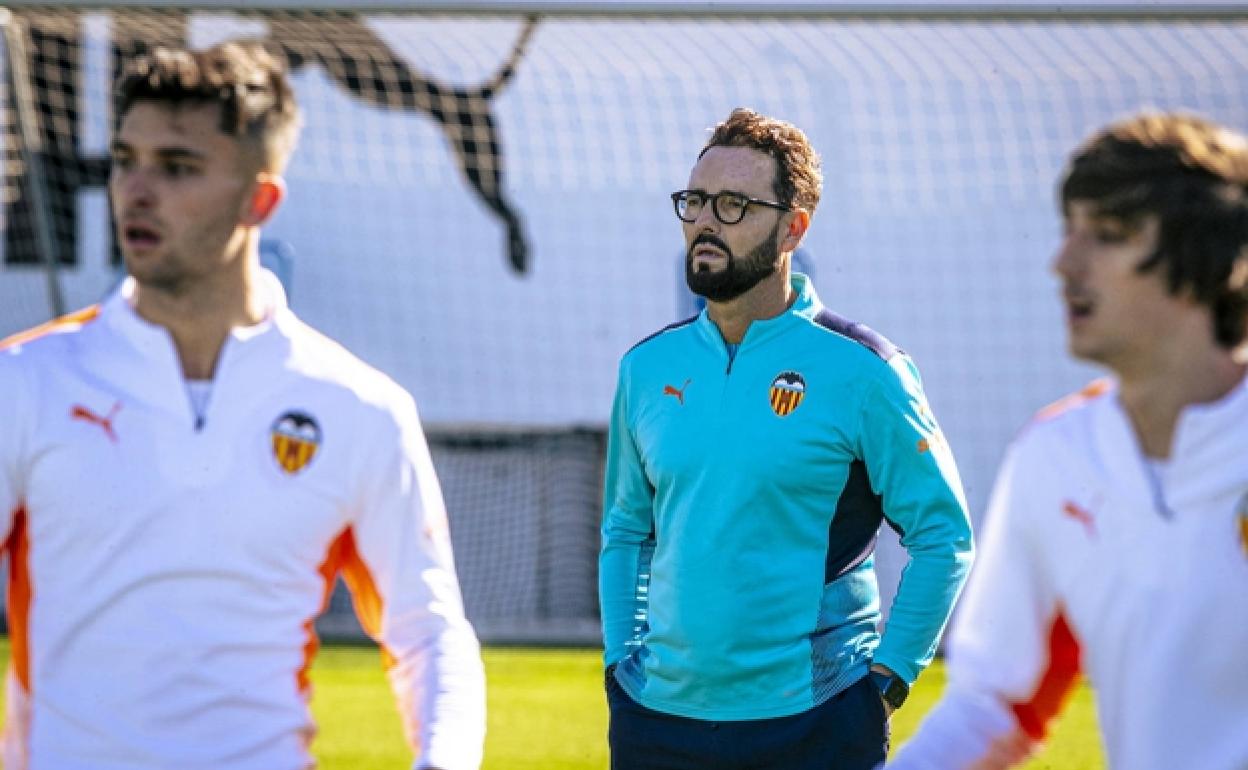 Bordalás, durante una sesión de entrenamiento en la Ciudad Deportiva de Paterna. 