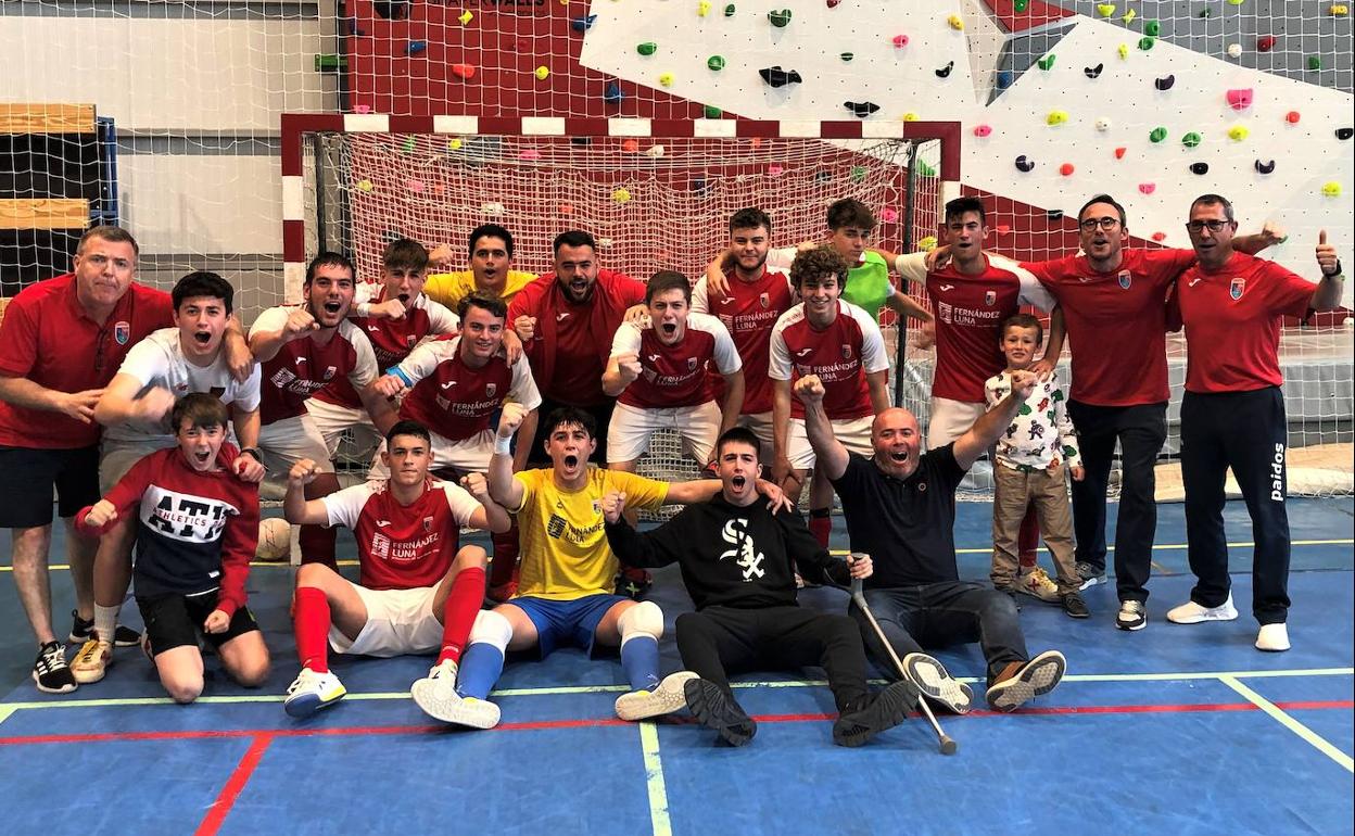 Técnicos y jugadores del Juvenil Paidos-F. Fernández, tras su triunfo ante el Maristas Valencia. 