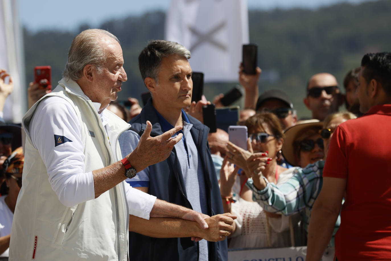 Juan Carlos I acude a las regatas que se celebran en Sanxenxo