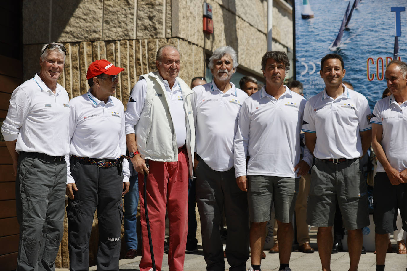 Juan Carlos I acude a las regatas que se celebran en Sanxenxo