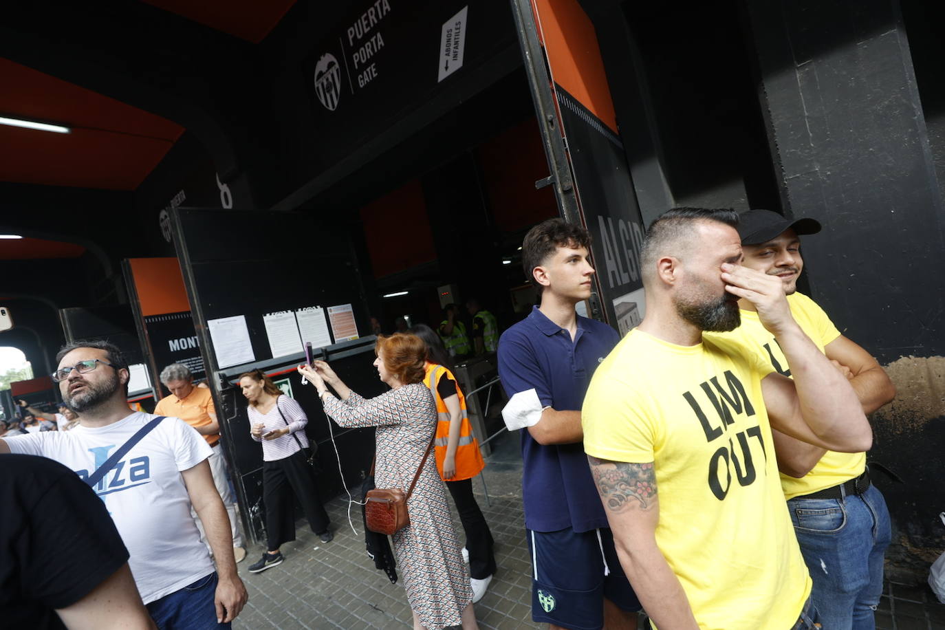 Miles de personas llenan la avenida de Sueca para exigir la salida del magnate de Singapur