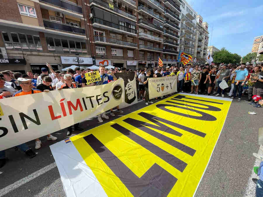 Miles de personas llenan la avenida de Sueca para exigir la salida del magnate de Singapur