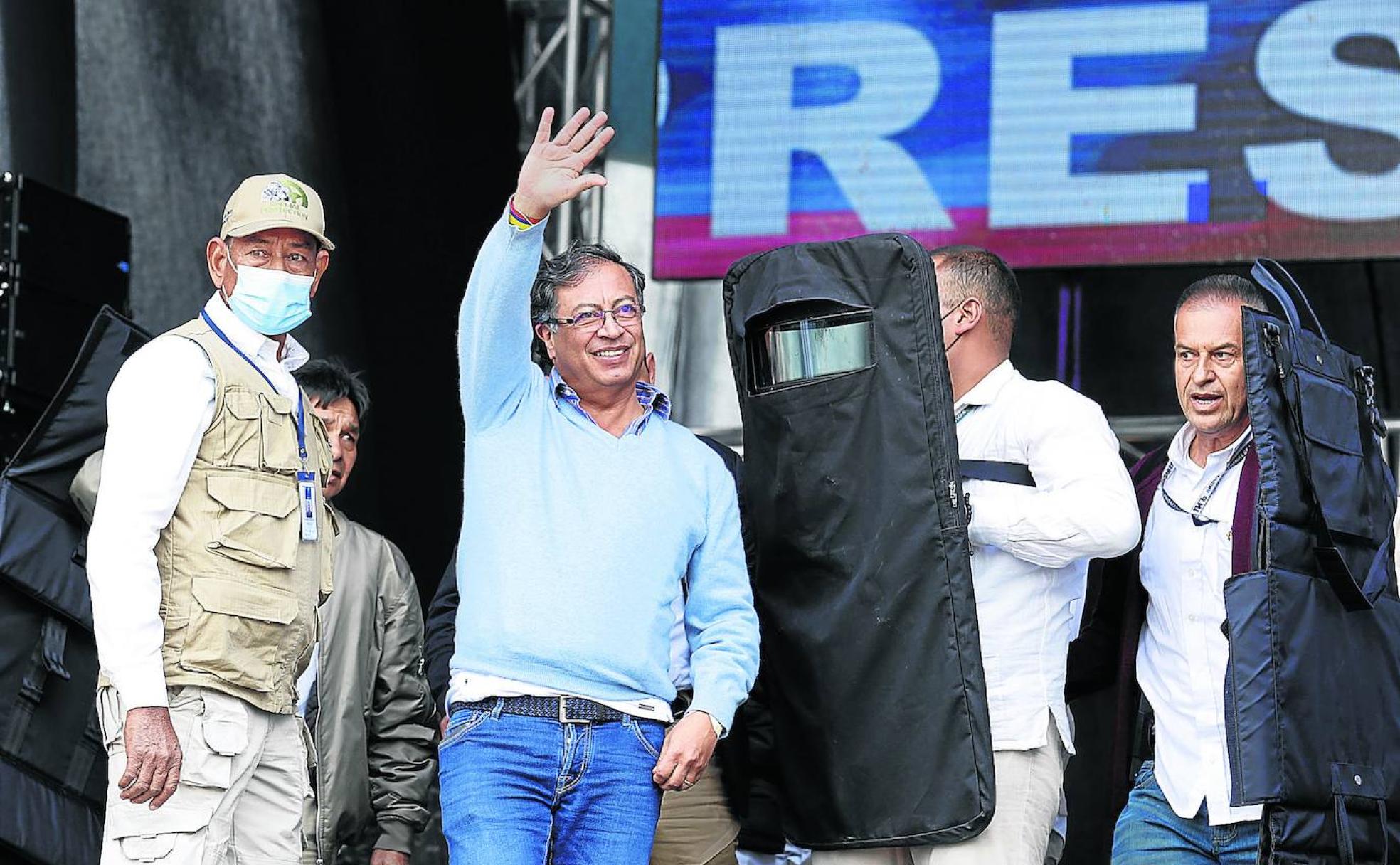 Gustavo Petro, fuertemente custodiado durante la larga campaña electoral en Colombia.