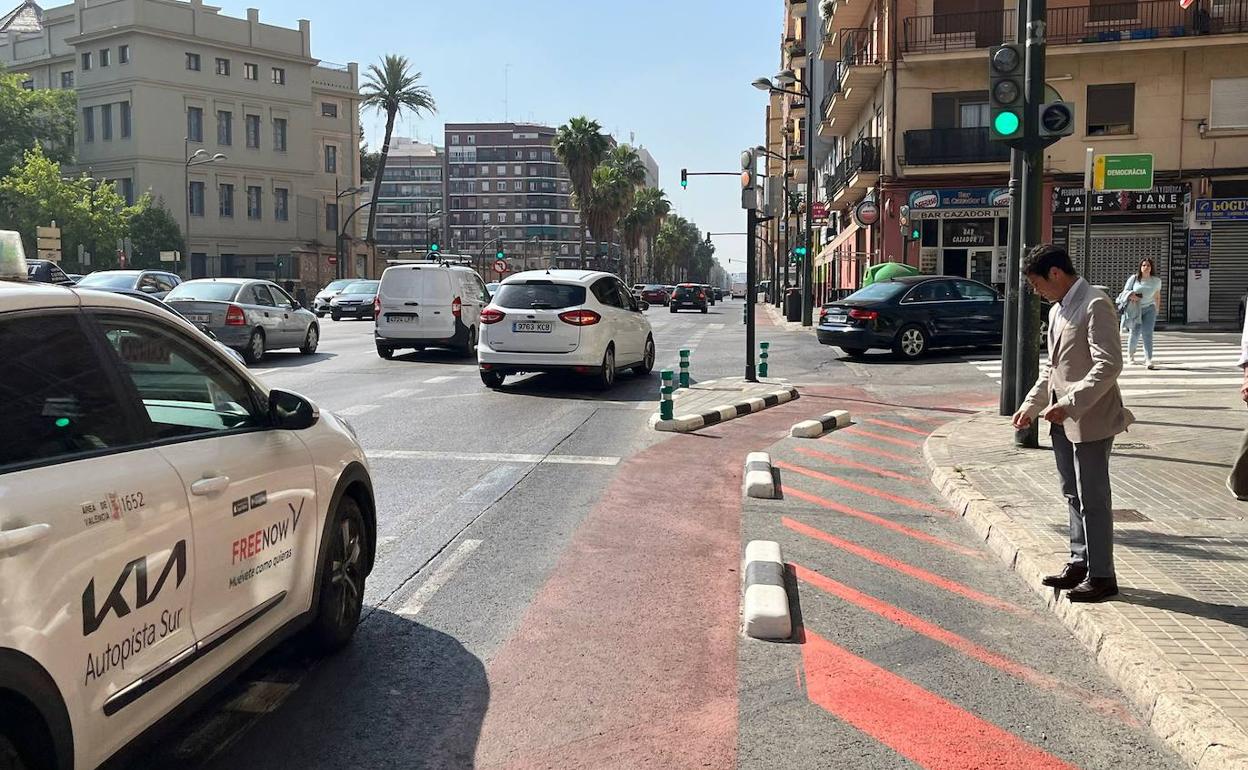 El edil popular Carlos Mundina, junto al espacio de rayas rojas reservado para peatones como ampliación provisional de acera en Pérez Galdós. 