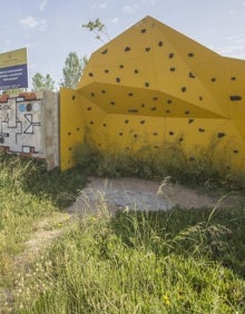 Imagen secundaria 2 - Pista de 'pumptrack' llena de grafitis y rocódromo en la entrada del parque con faltantes y maleza. 