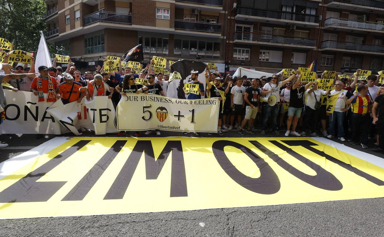 Los aficionados, en al protesta del sábado en Mestalla.