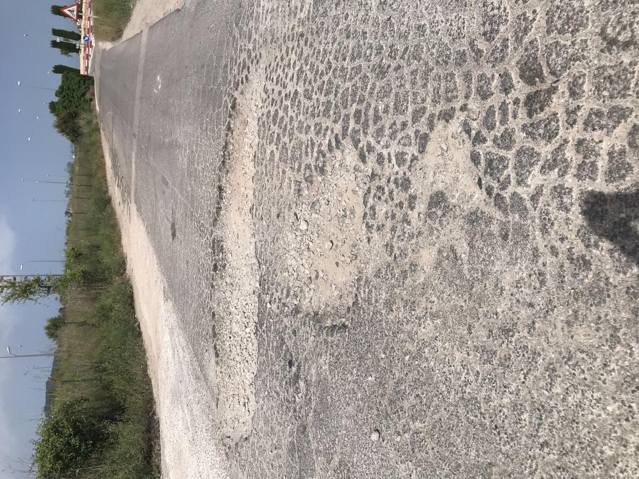 uq Intransitables. Cuatro muestras del pésimo estado en que se encuentran innumerables caminos rurales a lo largo y ancho de la geografía valenciana, perjudicando el tráfico, causando averías y sembrando la indignación. lp