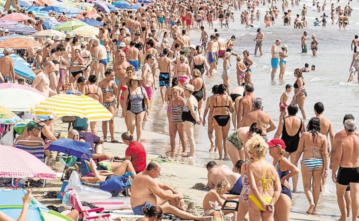 Imagen de la playa del Postiguet llena de bañistas. 