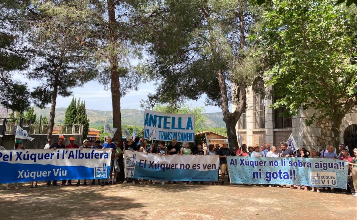 Protesta en Antella por la venta del agua a Almería. 