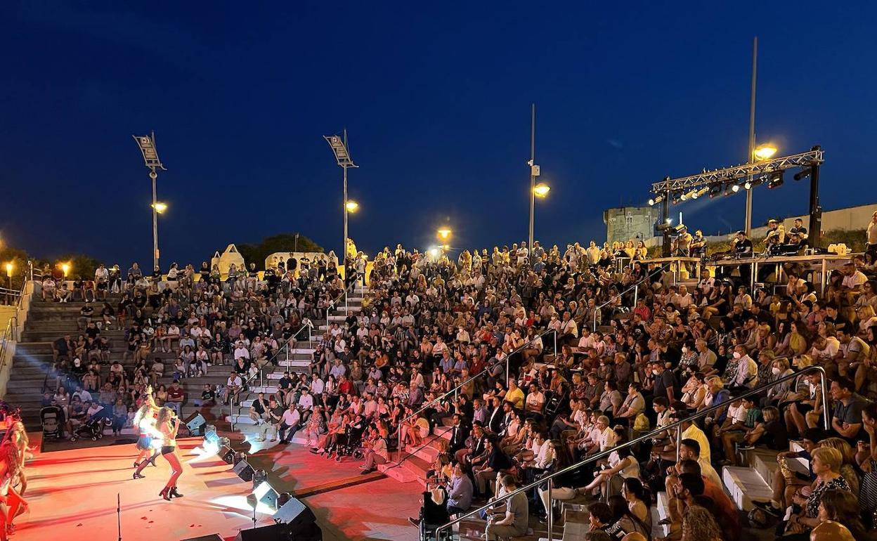 Un momento del evento celebrado en la Cova Gran. 