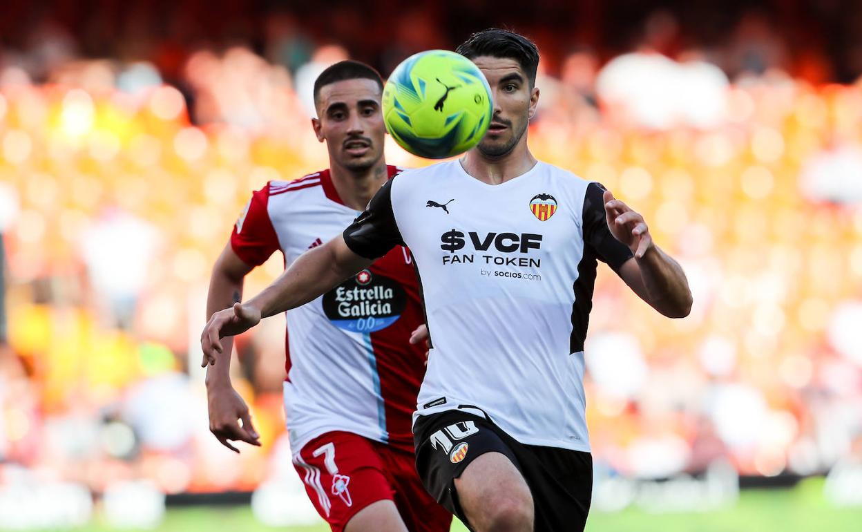 Carlos Soler, durante el partido contra el Celta en Mestalla.