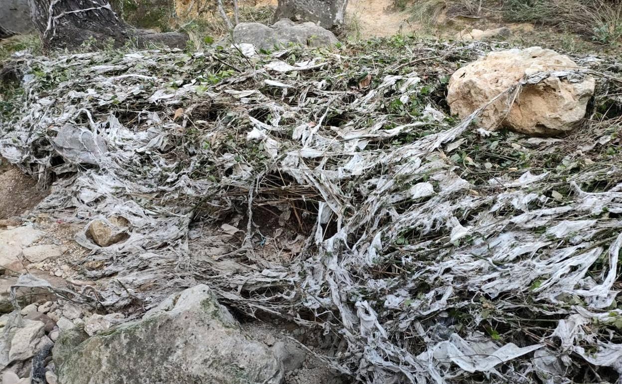 Las toallitas acumuladas en uno de los barrancos tras las lluvias. 