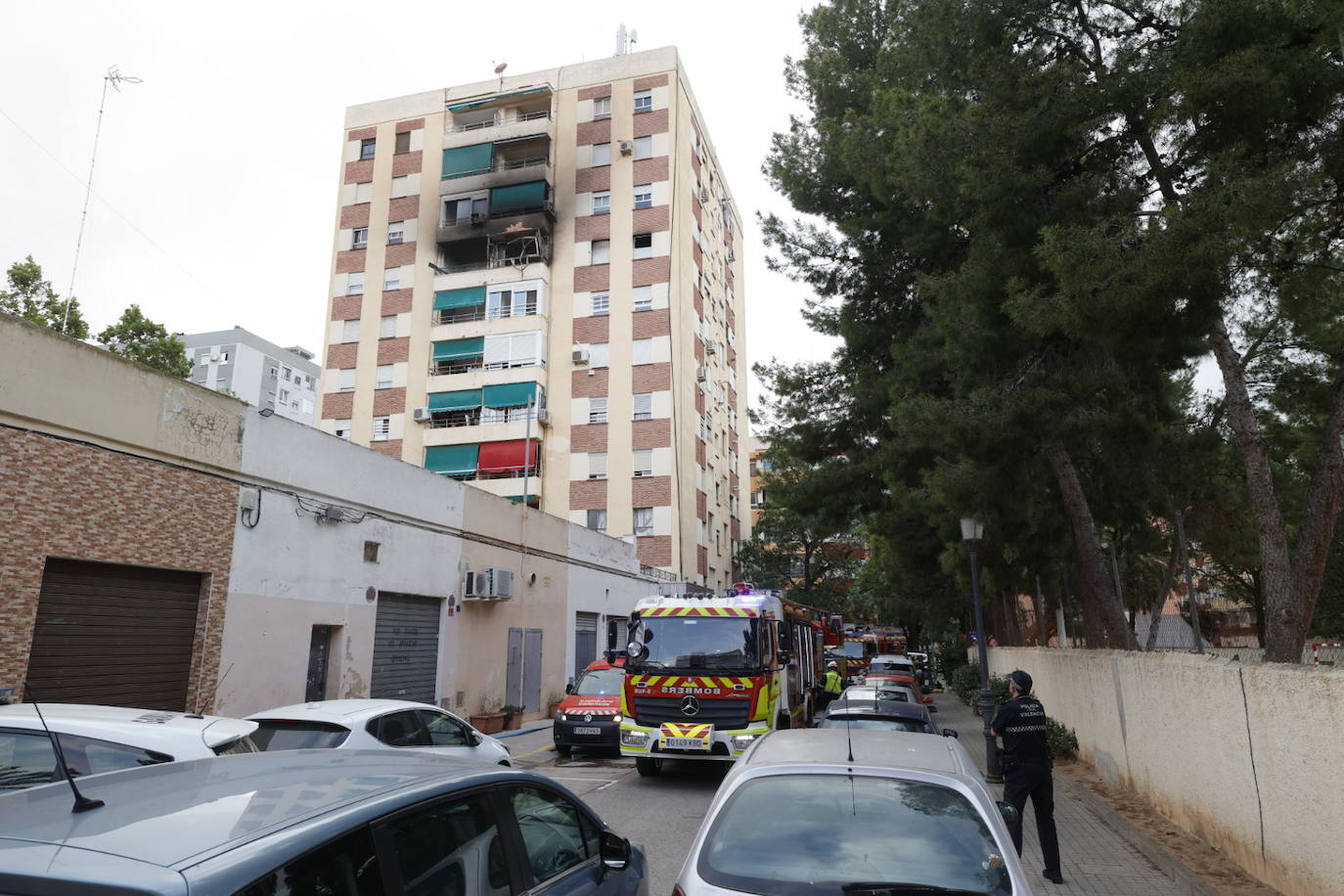 Fotos: Una niña resulta herida tras un grave incendio con atrapados en Valencia