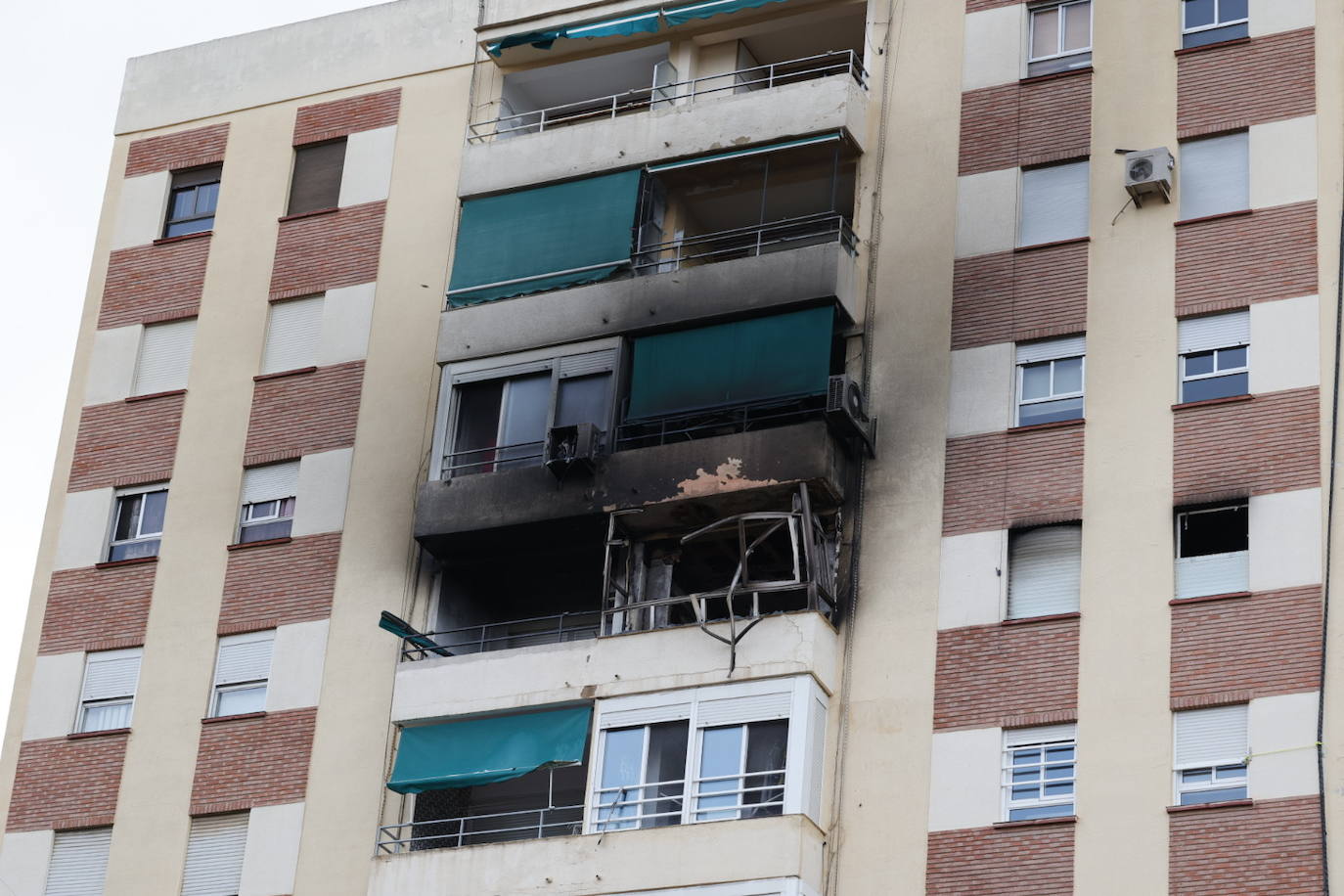 Fotos: Una niña resulta herida tras un grave incendio con atrapados en Valencia