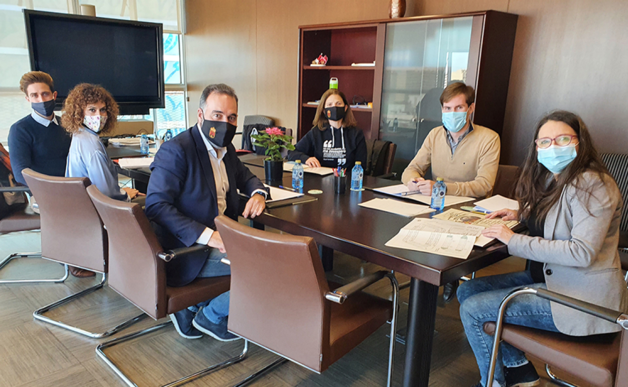 Encuentro entre los miembros del consistorio ibense y la vicepresidenta Mónica Oltra. 