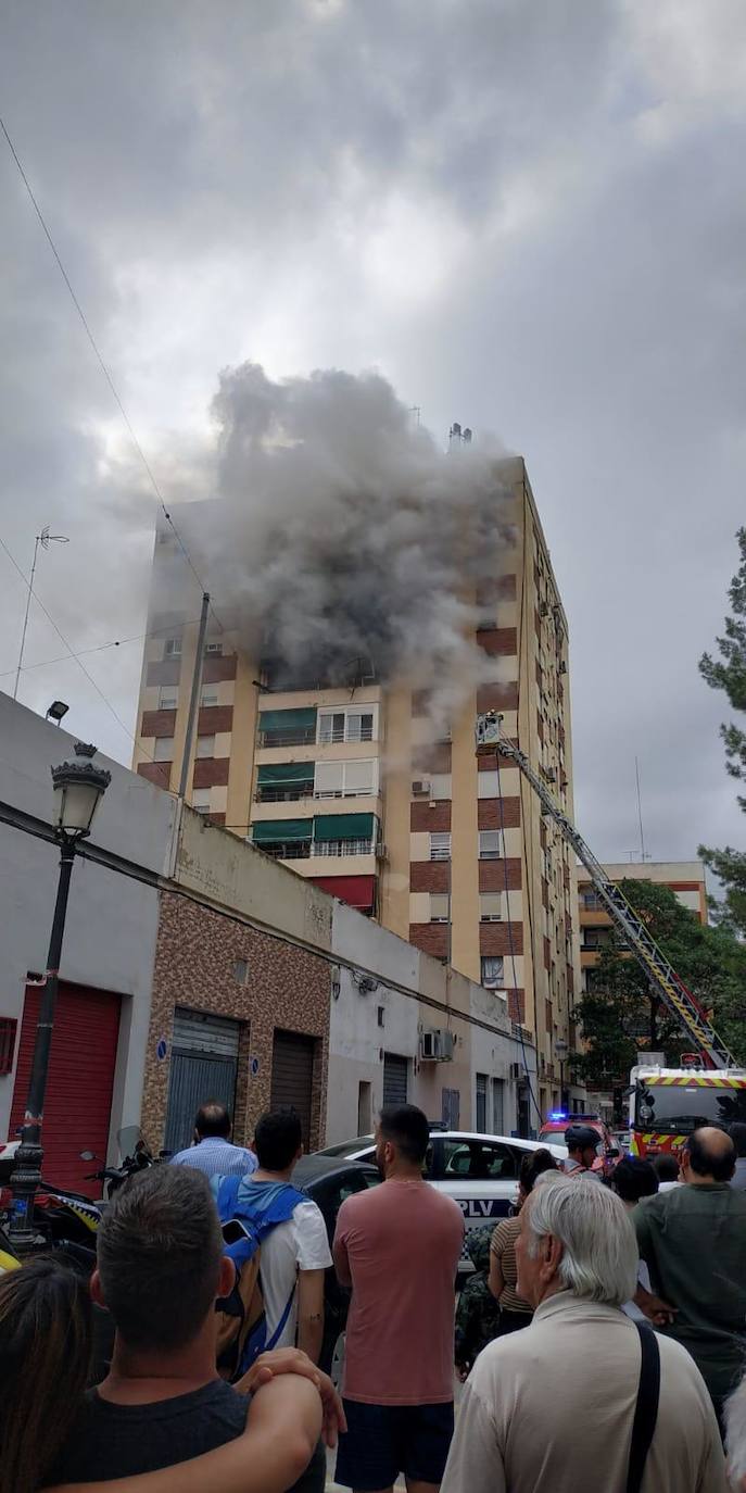 Fotos: Una niña resulta herida tras un grave incendio con atrapados en Valencia