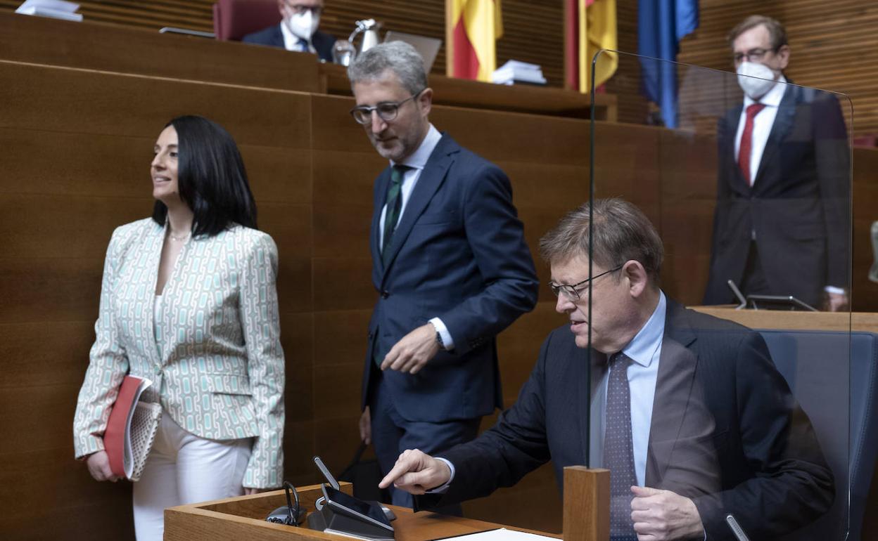 Rebeca Torró, Arcadi España y Ximo Puig, en Les Corts 