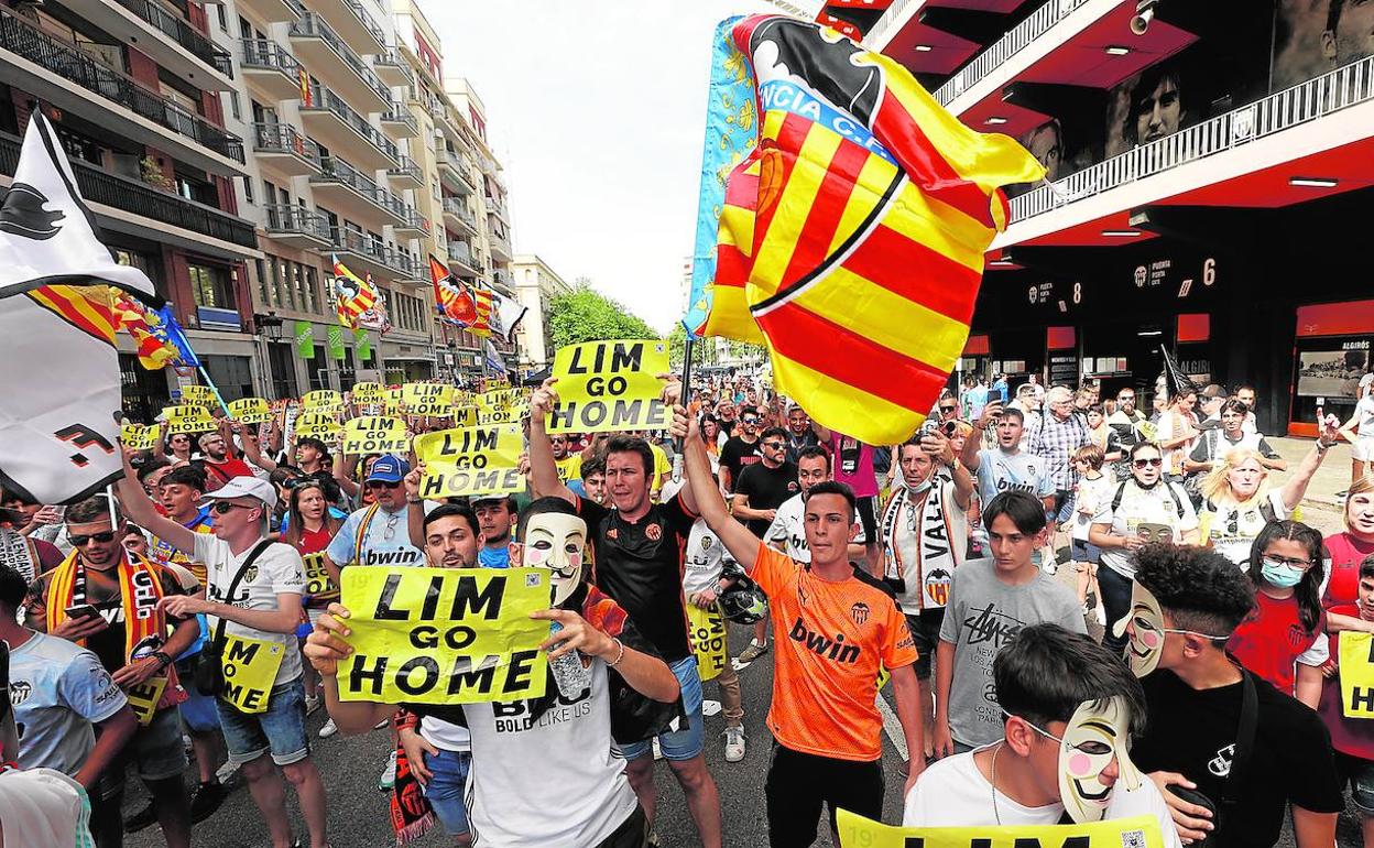 El valencianismo, durante la protesta contra la gestión de Meriton del pasado sábado 21 de mayo. 