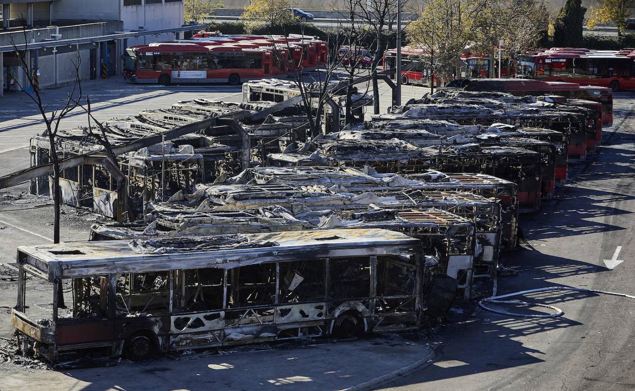 Autobuses calcinados en cocheras de San Isidro el diciembre de 2020.