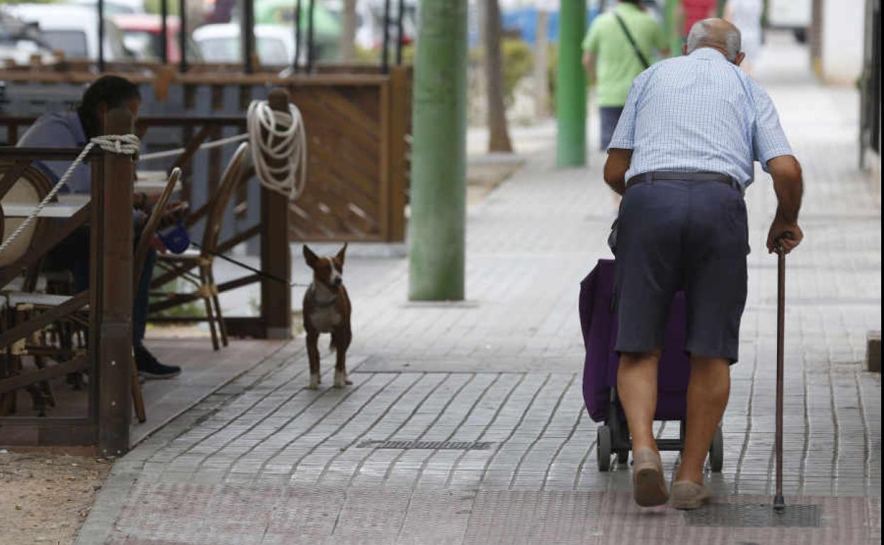 Jubilado paseando por la calle.