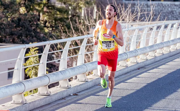 Un corredor durante el 10K Valencia Ibercaja. 