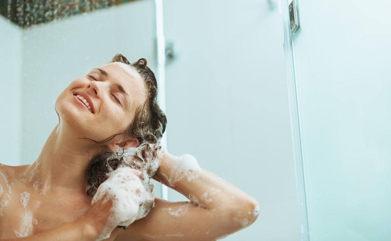 Ducha y bañera, Así es la ducha perfecta, según los dermatólogos y la OMS:  sin esponja y con un jabón determinado