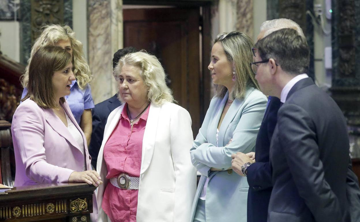 La portavoz del PP, María José Catalá, junto a varios ediles de su grupo, este jueves. 