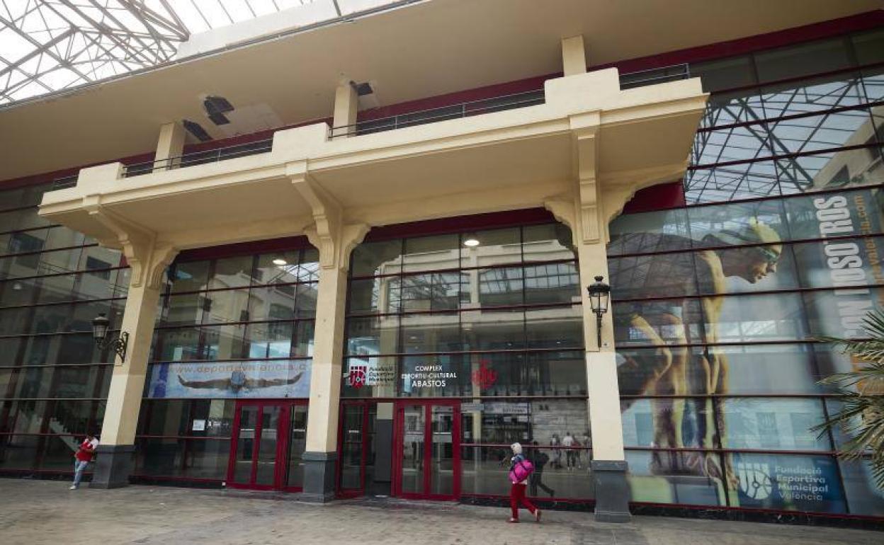 Acceso al centro polideportivo de Abastos, con la piscina cerrada al público desde el 14 de marzo. 