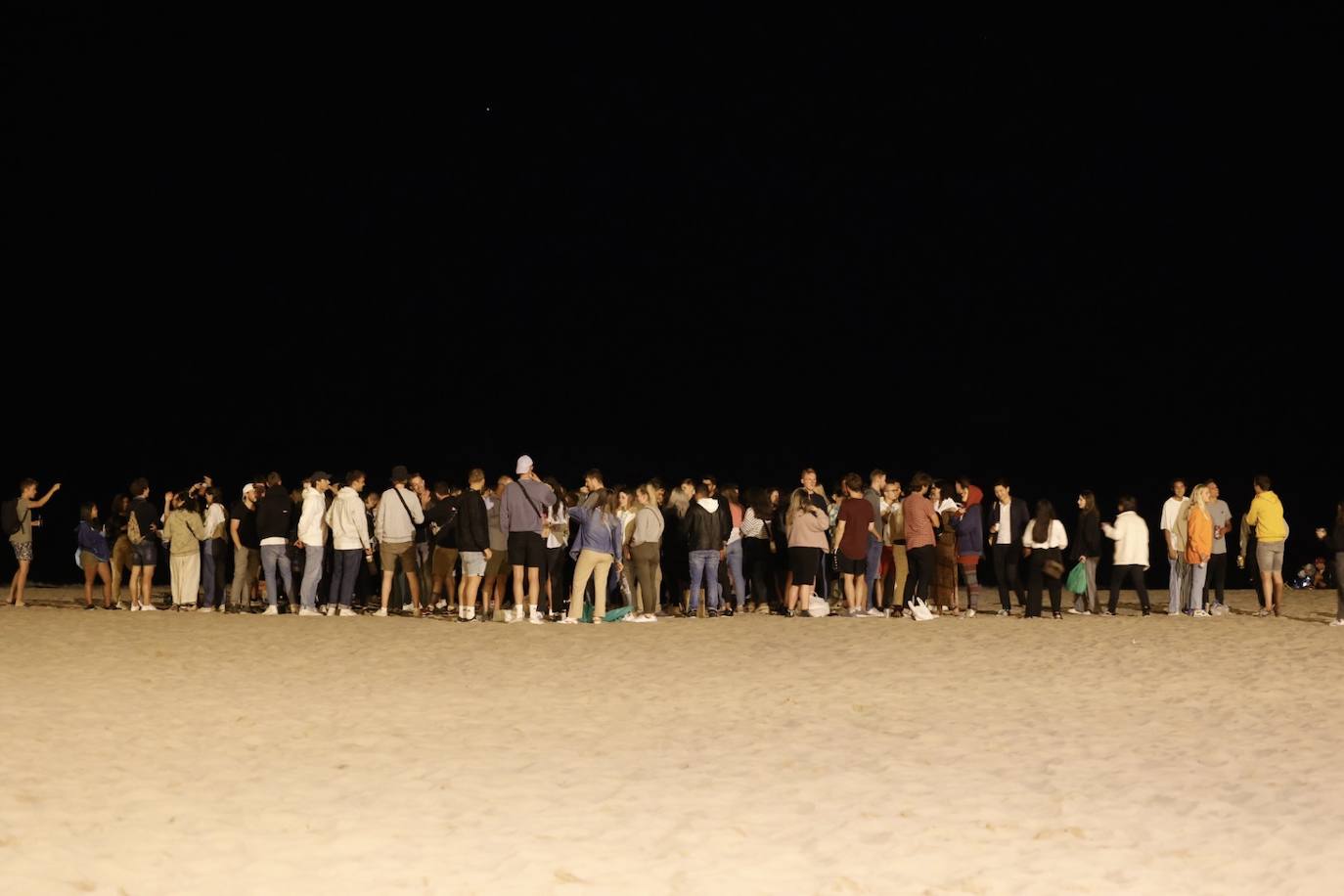 Fotos: Macrobotellón en la playa de la Malvarrosa