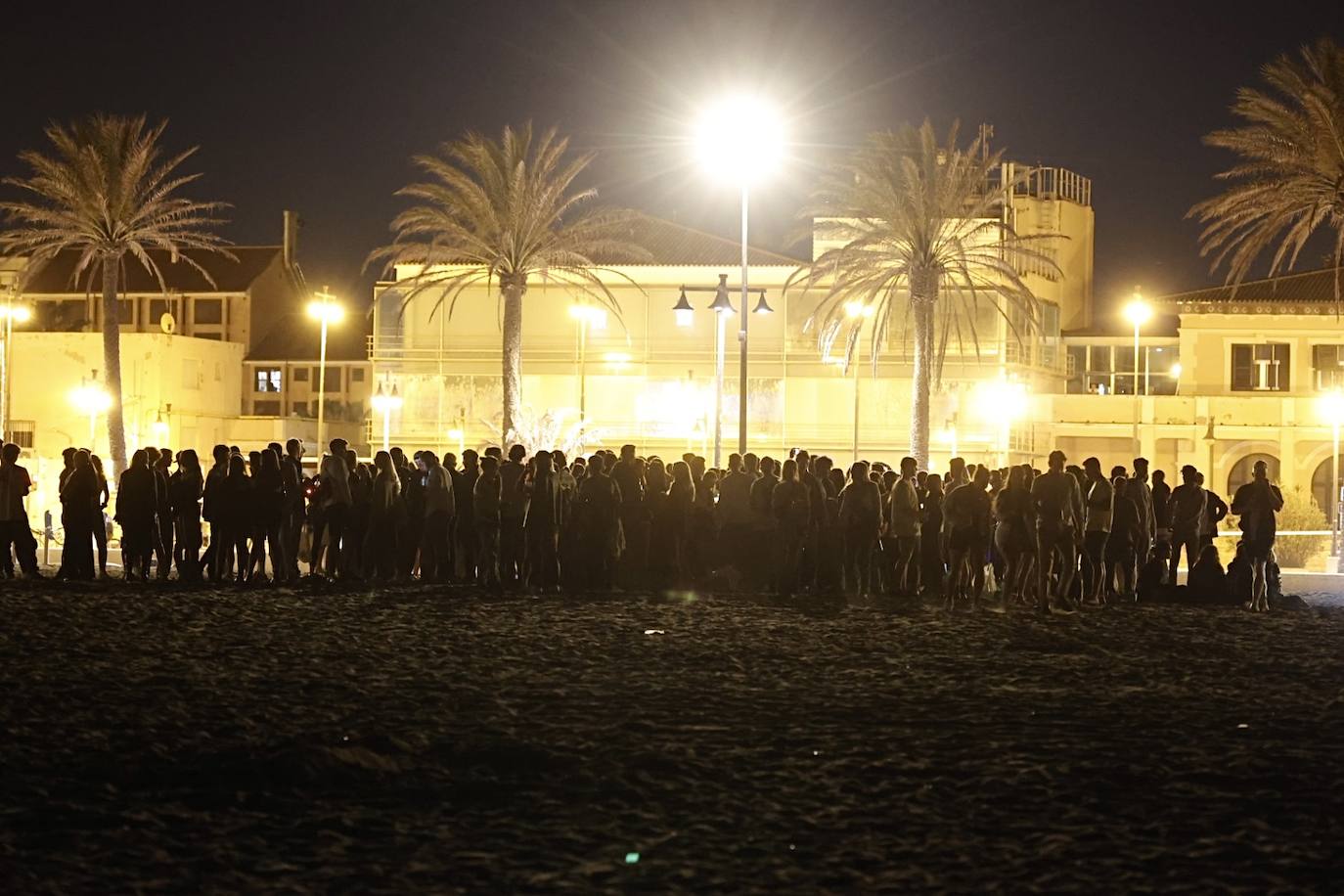 Fotos: Macrobotellón en la playa de la Malvarrosa