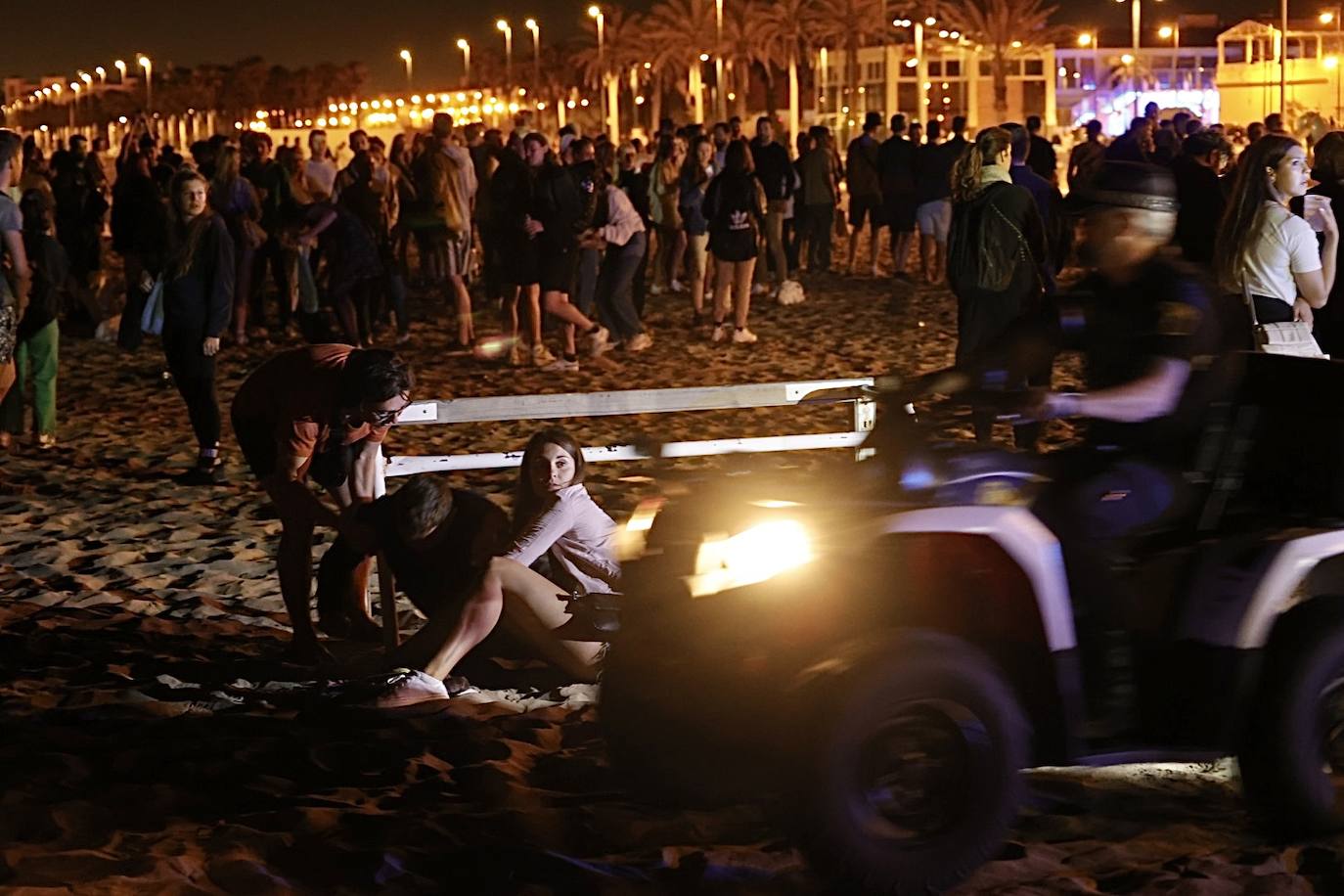 Fotos: Macrobotellón en la playa de la Malvarrosa