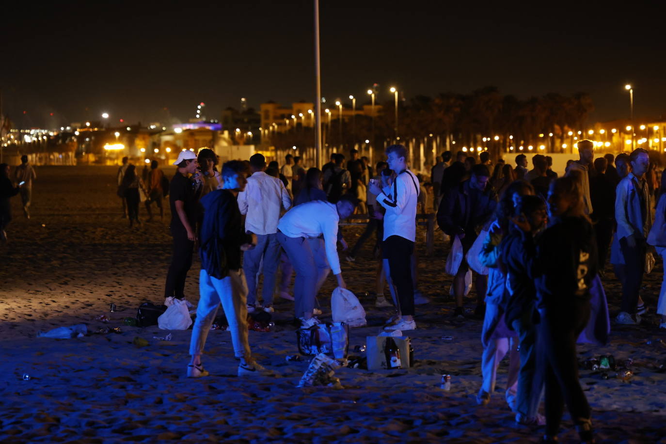 Fotos: Macrobotellón en la playa de la Malvarrosa