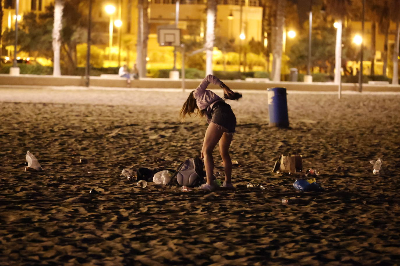 Fotos: Macrobotellón en la playa de la Malvarrosa