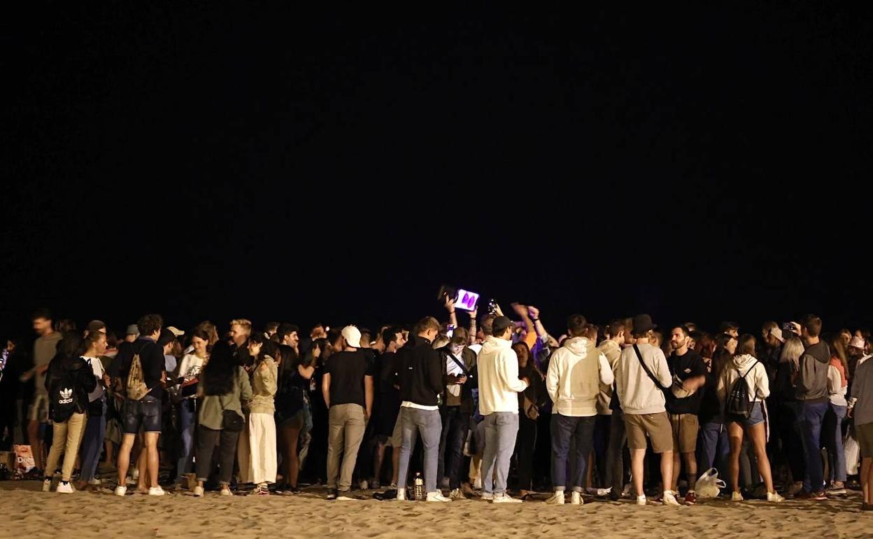 El botellón, poco antes de la intervención de la Policía Local.