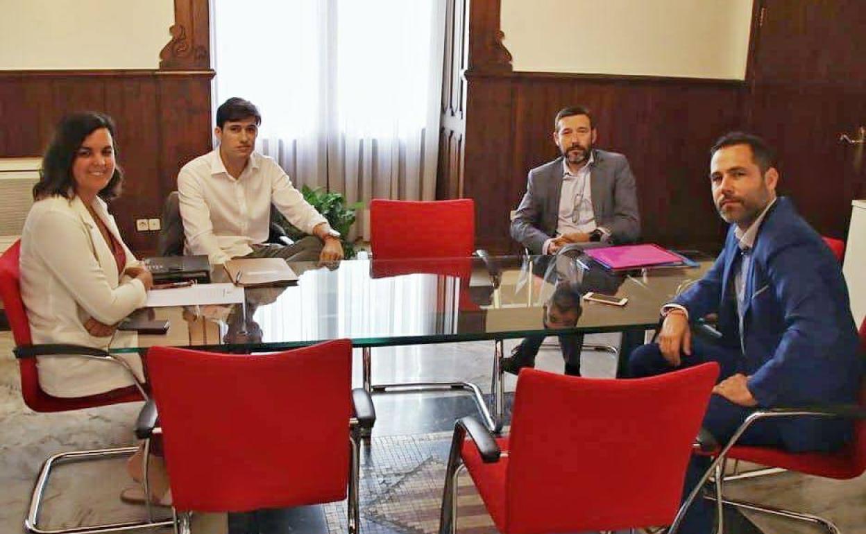 Sandra Gómez, Borja Sanjuán, Dionisioo Canales y José Pérez, ayer en la reunión en el Ayuntamiento. 