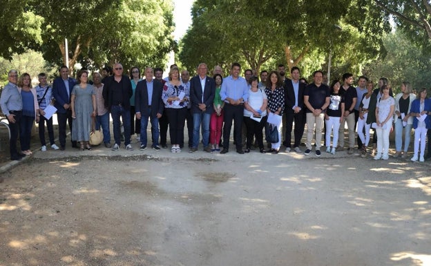 El presidente de la Diputación con alcaldes y ediles que han acudido a recoger los vehículos eléctricos. 