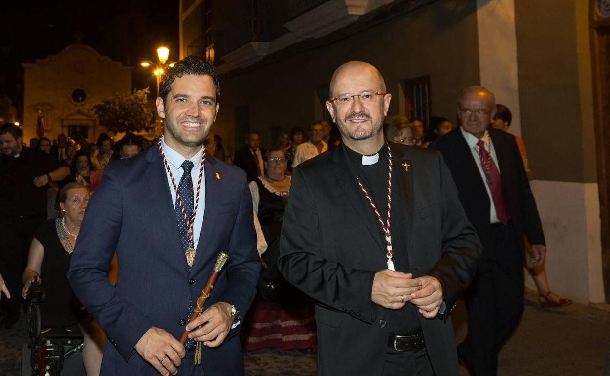 El alcalde, Juan Antonio Sagredo, y el cura, Juan Antonio Cabanes. 