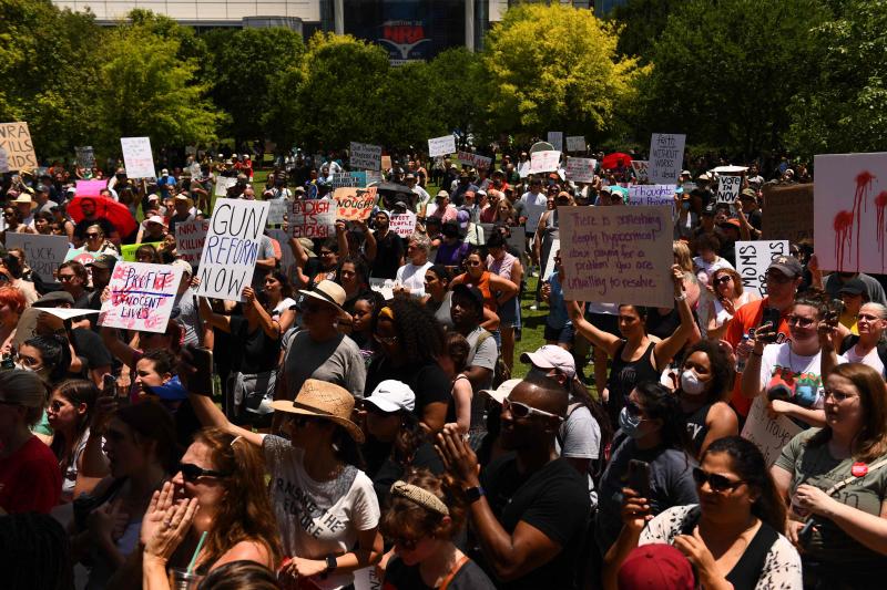 Masiva movilización contra la convención anual de la Asociación Nacional del Rifle en Houston.