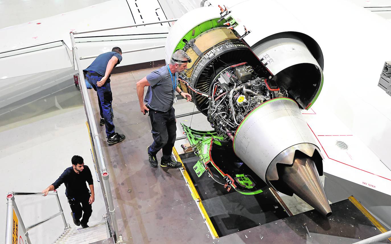 Motores. Se desconectan de todos los mecanismos del avión y se envían a los talleres del fabricante para su revisión.