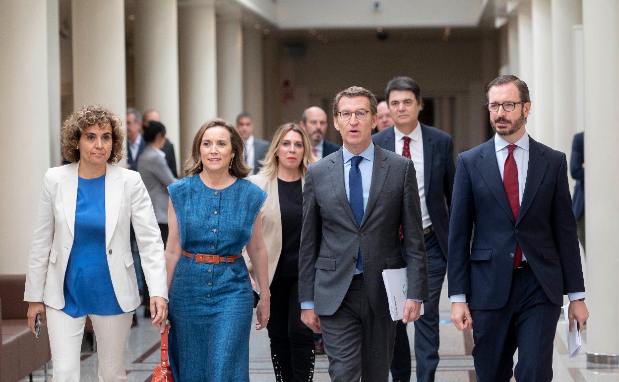 El presidente del PP, Alberto Núñez Feijóo, llega a la reunión plenaria de los grupos parlamentarios del Partido Popular celebrada este viernes en el Senado acompañado de sus portav0ces en del Partido Popular en el Parlamento Europeo, Dolors Montserrat; la secretaria general del PP y portavoz del Grupo Parlamentario Popular en el Congreso, Cuca Gamarra;; y el portavoz del Grupo Parlamentario Popular en el Senado, Javier Maroto.