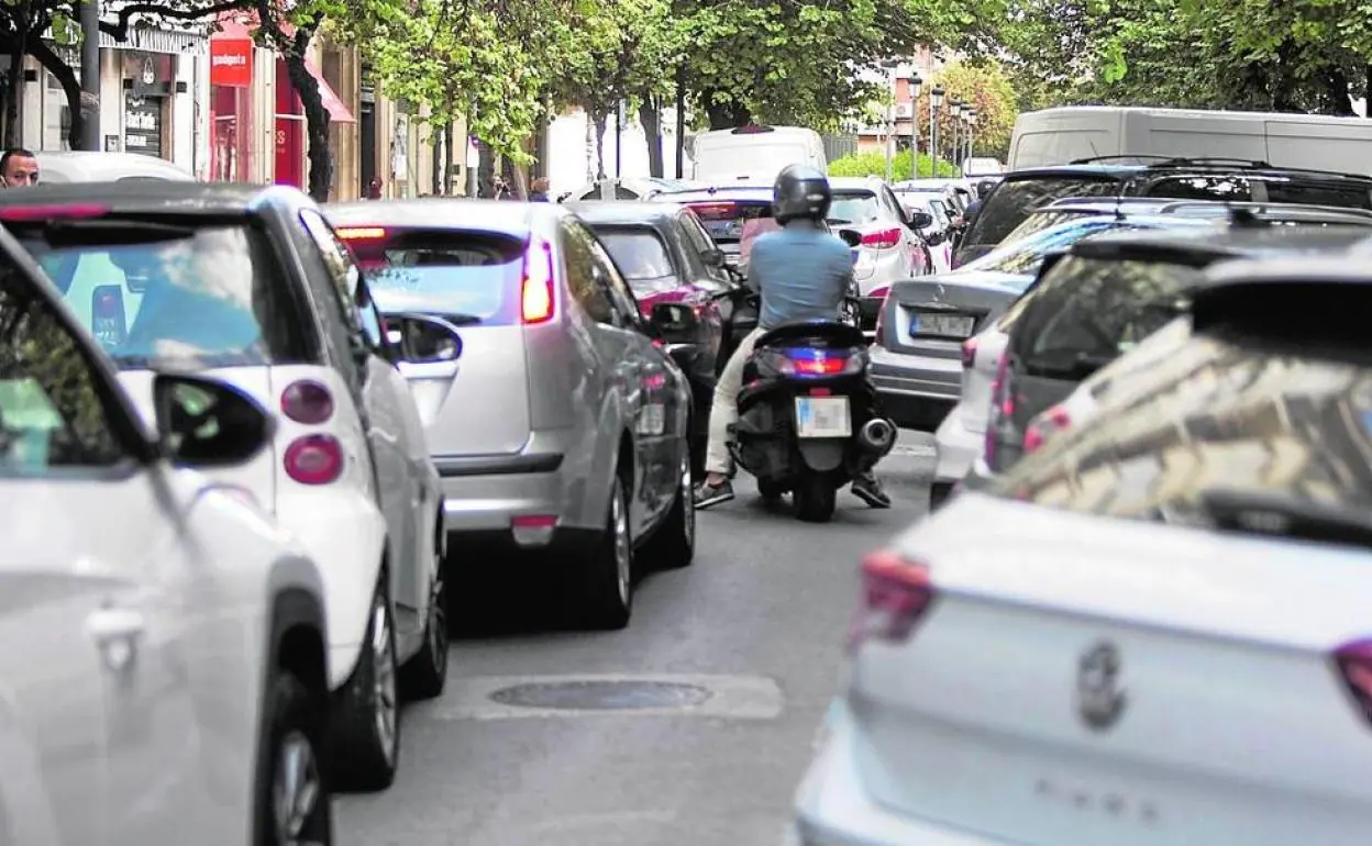 DGT | Las multas de 200 euros por parar incluso con el conductor dentro del coche