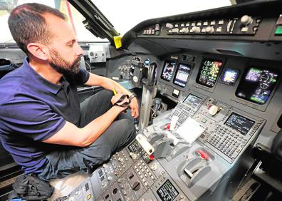 Imagen secundaria 1 - Aviones. En estas instalaciones también se trabaja con aeronaves de pasajeros, militares y, en este caso, destinadas a apagar incendios. | Electrónica. Un mecánico comprueba el correcto funcionamiento de los paneles de control de la cabina de los pilotos. | Etiquetas. Cada pieza se marca con una referencia para que luego los tornillos encajen sin problemas. 