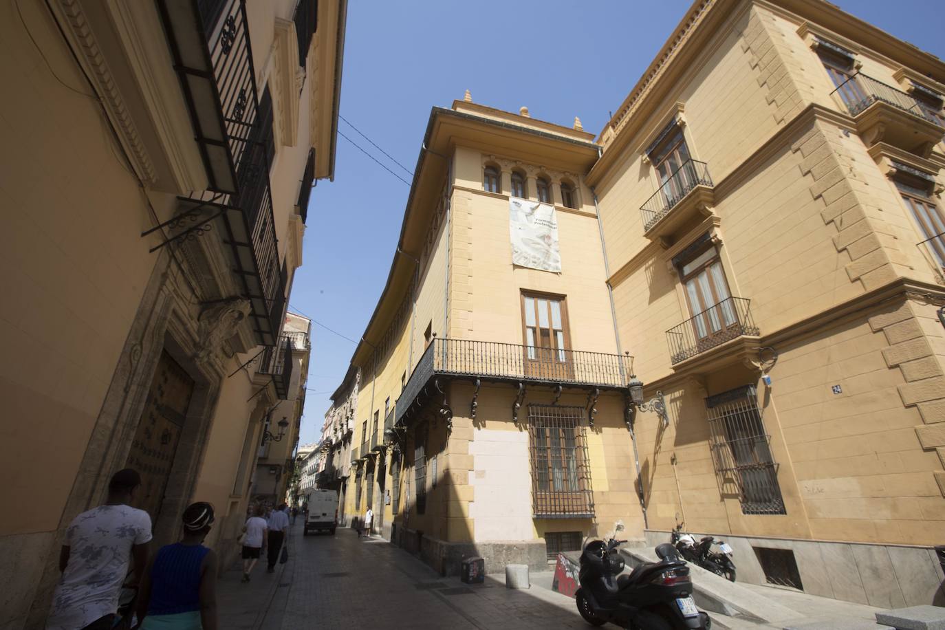 Blasones, patios de armas, columnas góticas, miradores, salones de grandes dimensiones e incluso restos de la muralla que protegía la ciudad esconden las fachadas de los palacios de la calle Caballeros.